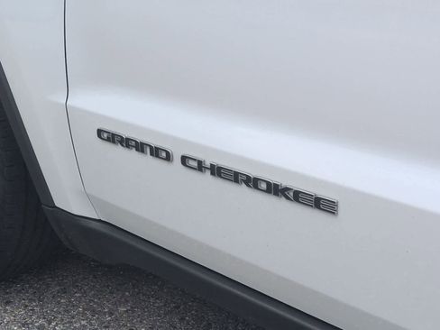 Certified 2020 Jeep Grand Cherokee Laredo w/ Security & Convenience Group AWD/4WD image 13