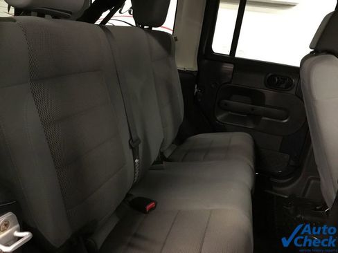 Used 2007 Jeep Wrangler Unlimited Sahara w/ Dual Top Group image 33