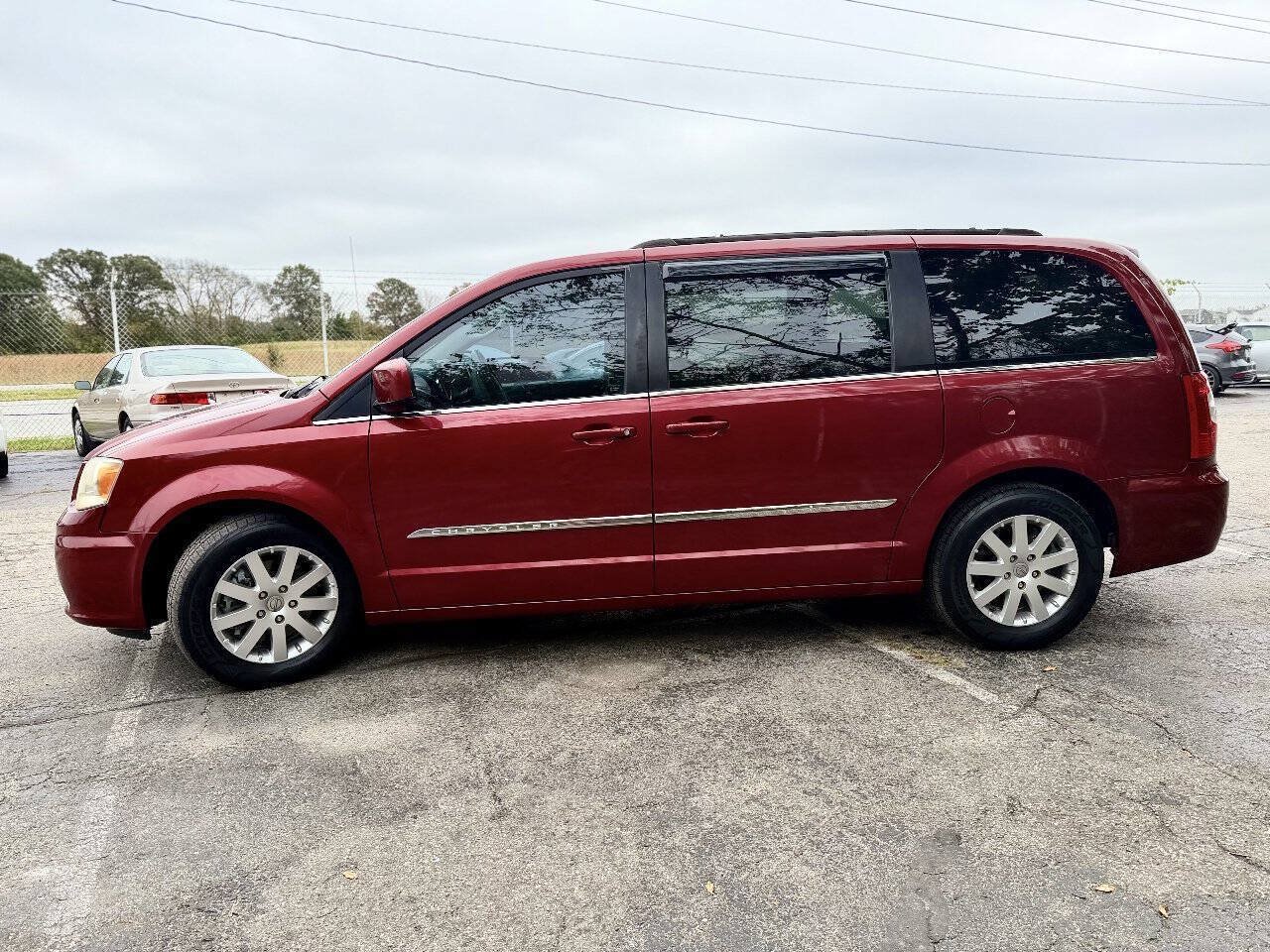 Used 2013 Chrysler Town & Country Touring FWD image 6