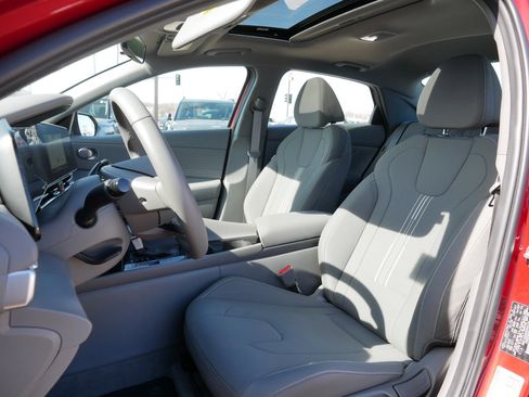 Used 2024 Hyundai Elantra SEL w/ Convenience Package image 14