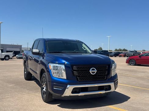 Used 2021 Nissan Titan SV RWD image 3