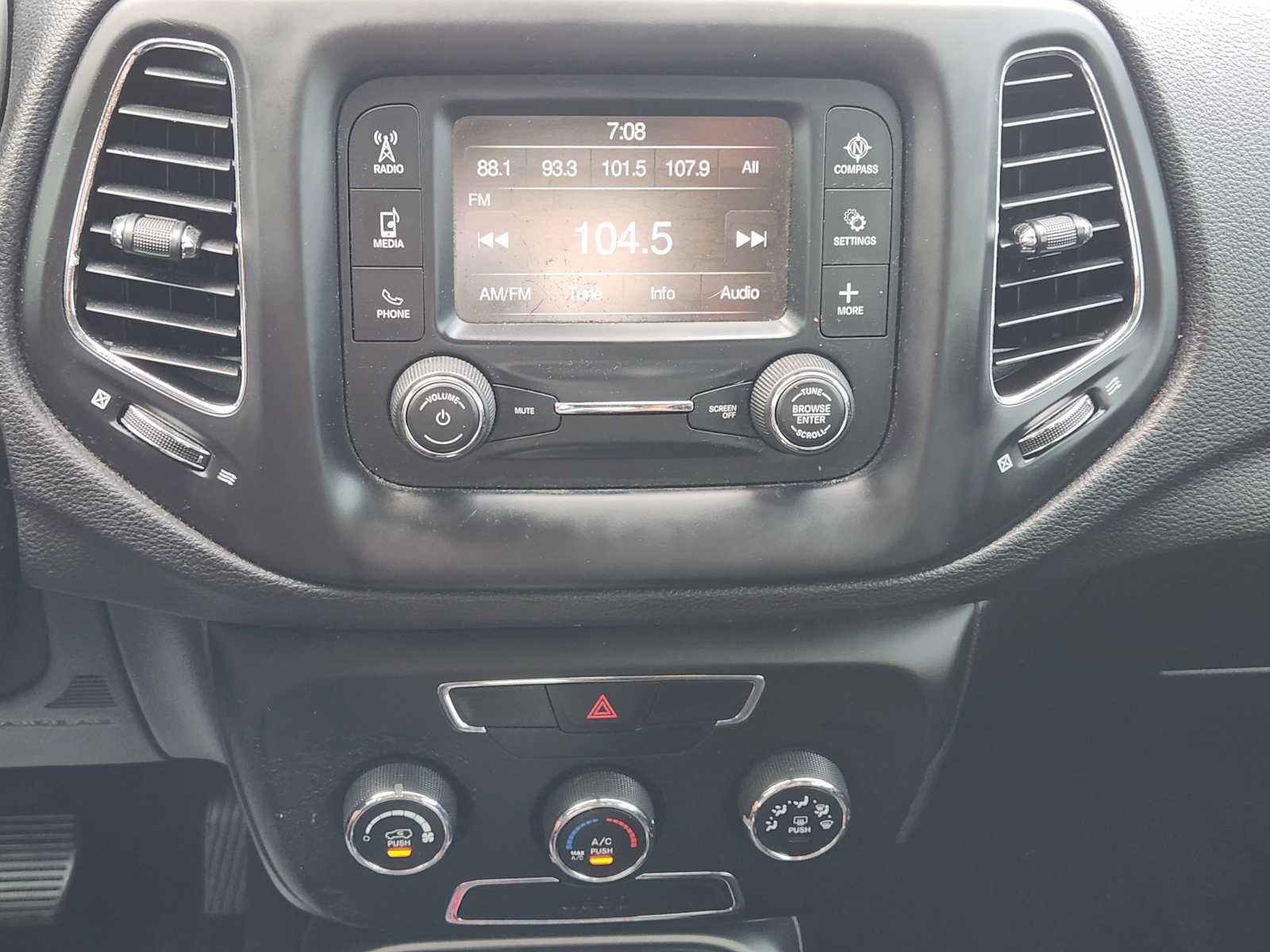Used 2018 Jeep Compass Latitude FWD image 17