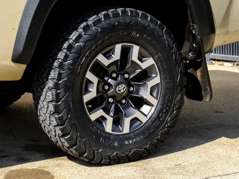 Used 2017 Toyota Tacoma TRD Off-Road AWD/4WD image 47