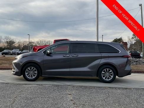 Used 2022 Toyota Sienna XLE image 4