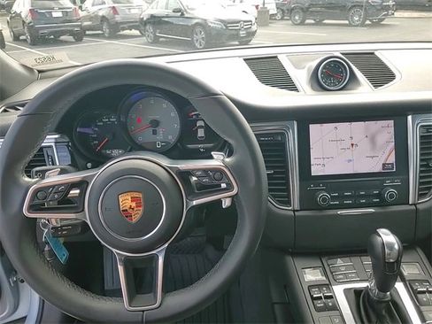 Used 2018 Porsche Macan S image 21