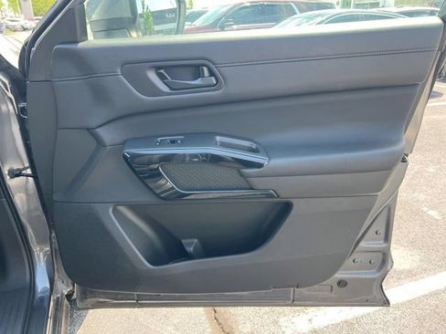 Used 2025 Nissan Pathfinder SV AWD/4WD image 32