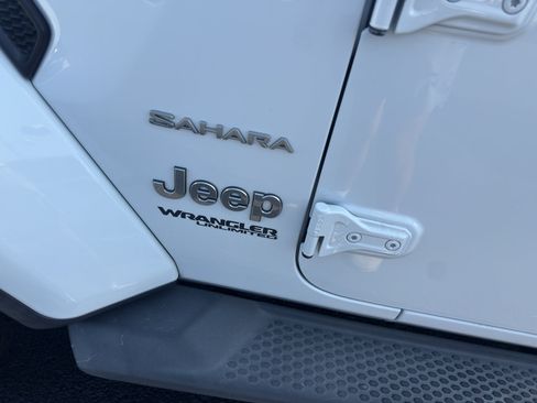 Used 2018 Jeep Wrangler Unlimited Sahara AWD/4WD image 8