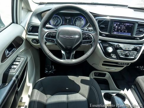 Used 2022 Chrysler Voyager LX FWD image 14