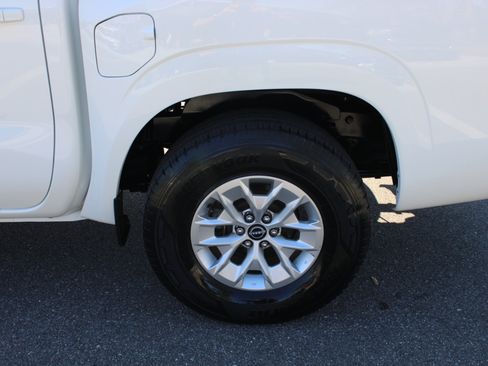 Used 2024 Nissan Frontier SV image 4