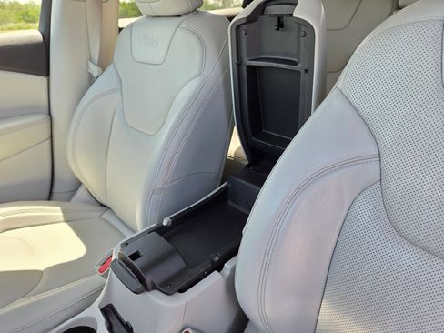 Used 2020 Jeep Cherokee Limited w/ Technology Group FWD image 32
