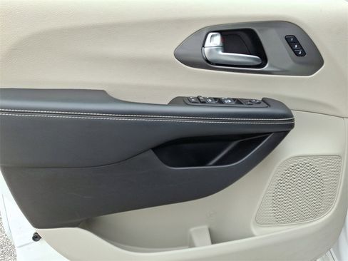 Used 2023 Chrysler Pacifica Touring-L image 15