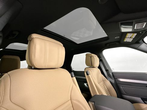 Used 2025 Land Rover Discovery Dynamic SE image 20