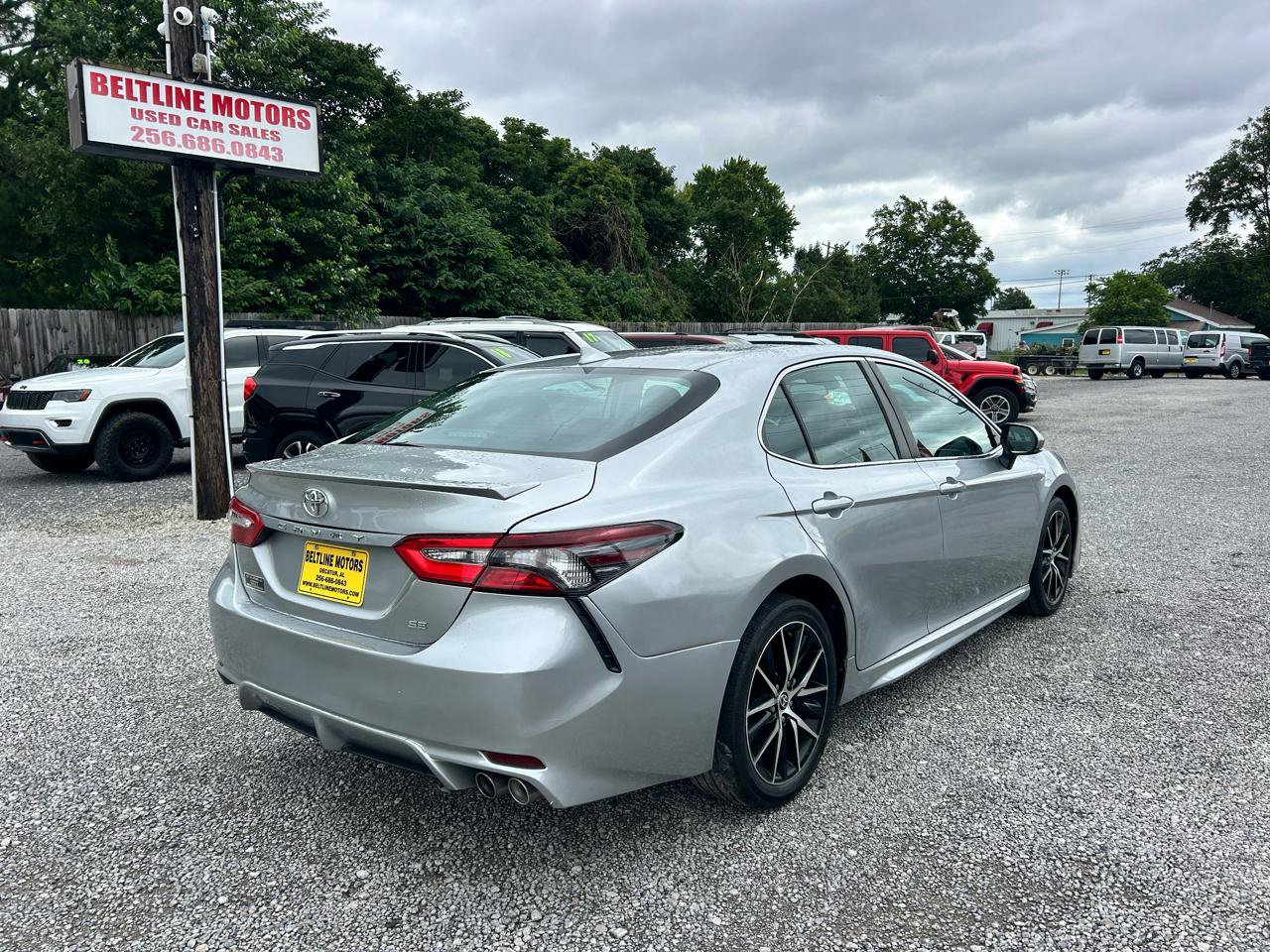 Used 2023 Toyota Camry SE FWD image 2