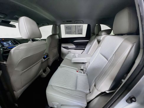 Used 2019 Toyota Highlander Plus FWD image 27