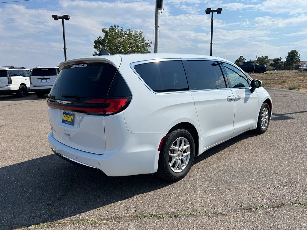 Used 2023 Chrysler Pacifica Touring-L FWD image 17
