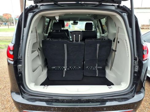 Used 2023 Chrysler Pacifica Touring-L FWD image 15