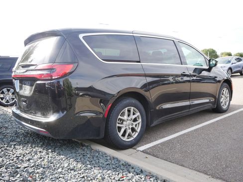 Used 2024 Chrysler Pacifica Touring-L image 4