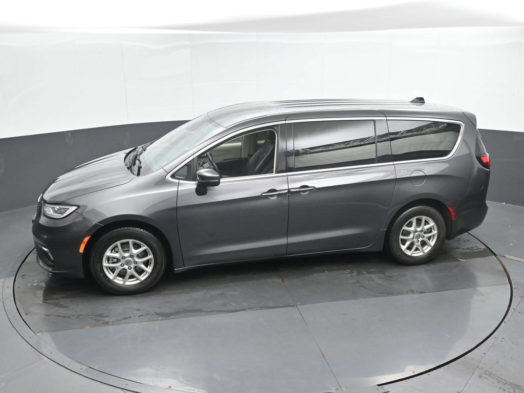 Used 2023 Chrysler Pacifica Touring-L FWD image 18