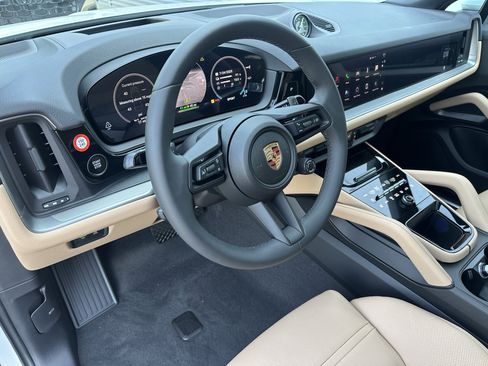 Certified 2025 Porsche Cayenne E-Hybrid Coupe AWD/4WD image 4