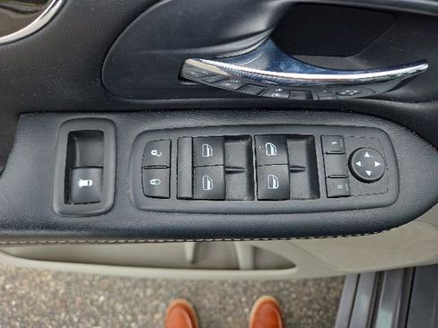 Used 2016 Chrysler Town & Country Touring-L FWD image 50