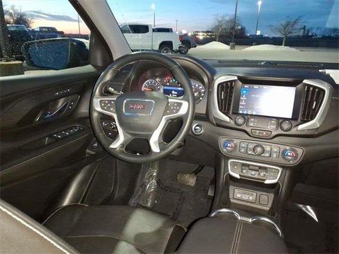 Used 2023 GMC Terrain SLT image 11