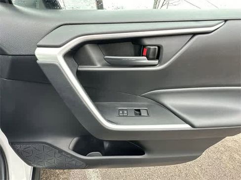 Used 2021 Toyota RAV4 LE image 17