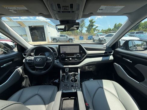 Used 2023 Toyota Highlander XLE AWD/4WD image 27
