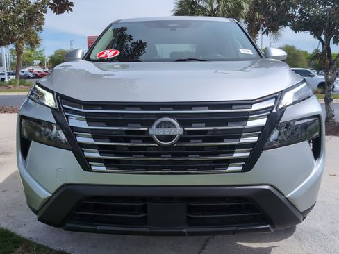 Used 2024 Nissan Rogue SV image 3