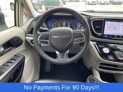 Used 2023 Chrysler Pacifica Touring-L FWD image 13