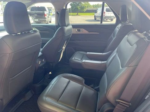 Used 2025 Ford Explorer Active w/ Active Comfort Package RWD image 9