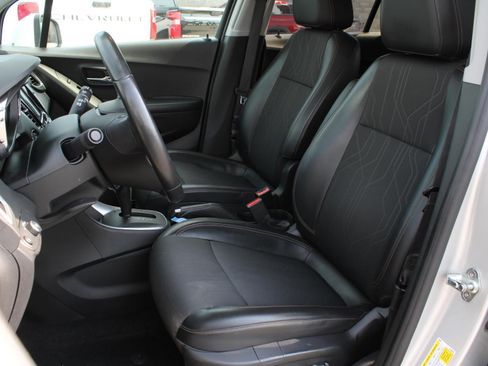 Used 2019 Chevrolet Trax LT w/ LT Convenience Package AWD/4WD image 17