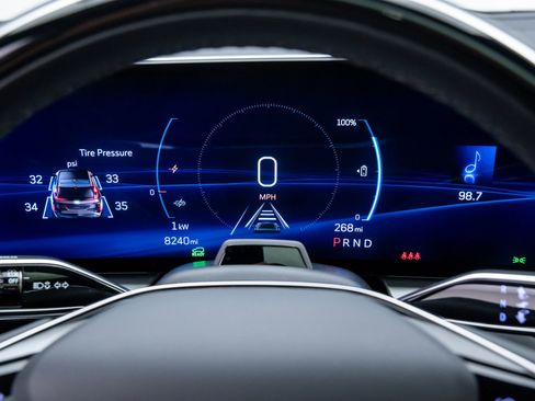 Used 2025 Cadillac Lyriq Luxury w/ LPO, Floor Liner Package AWD/4WD image 28