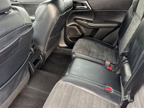 Used 2024 Mitsubishi Outlander SE image 13