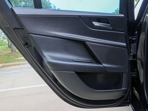 Used 2018 Jaguar XE Premium RWD image 12