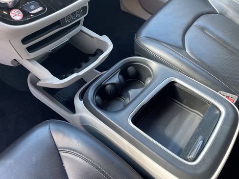 Used 2023 Chrysler Pacifica Touring-L image 9