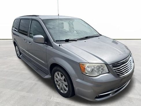 Used 2014 Chrysler Town & Country Touring FWD image 2