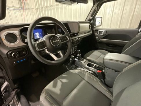 Used 2025 Jeep Wrangler Unlimited Sahara w/ Safety Group image 9