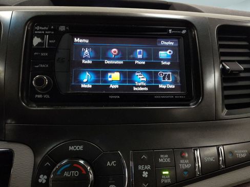 Used 2013 Toyota Sienna XLE image 22