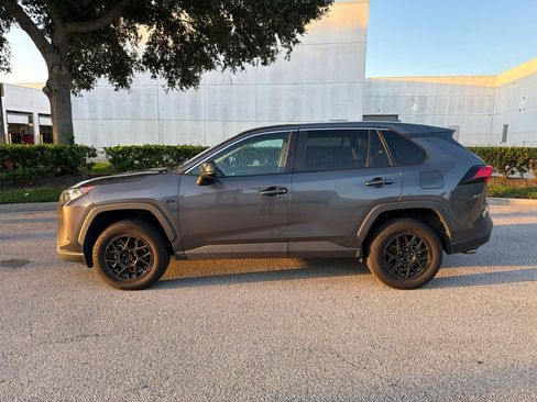 Used 2022 Toyota RAV4 LE FWD image 2