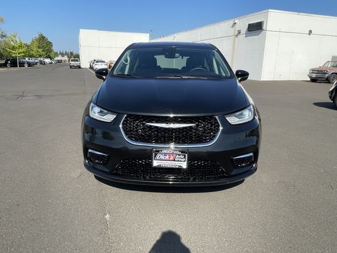 Used 2023 Chrysler Pacifica Touring-L FWD image 8
