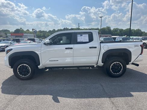 Used 2025 Toyota Tacoma TRD Off-Road w/ TRD Off Road Upgrade Package AWD/4WD image 4