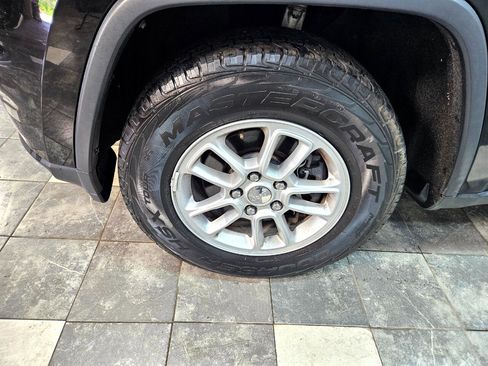 Used 2018 Jeep Grand Cherokee Laredo image 10