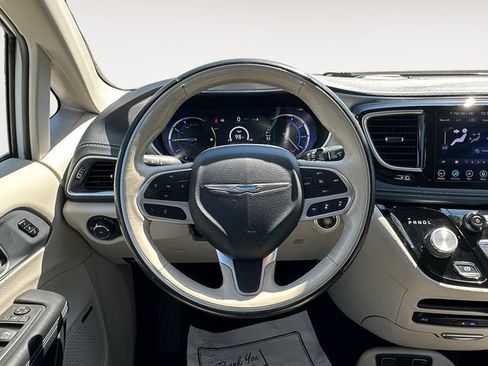 Used 2020 Chrysler Pacifica Limited w/ Advanced Safetytec Group FWD image 12