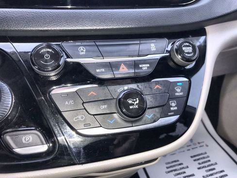 Used 2022 Chrysler Voyager LX FWD image 18