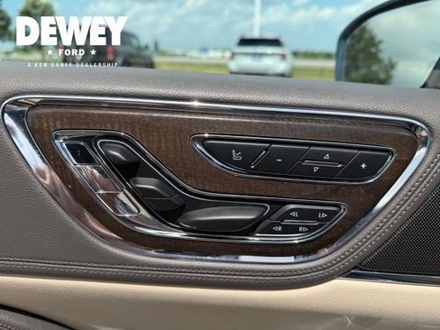 Used 2018 Lincoln Continental Reserve AWD/4WD image 11