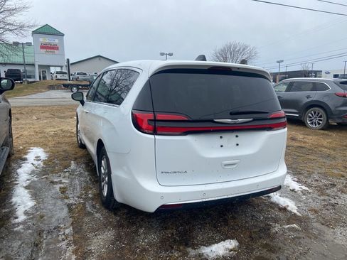 Used 2023 Chrysler Pacifica Touring-L image 4