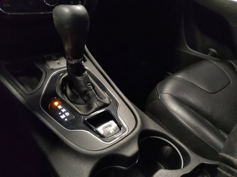 Used 2019 Jeep Cherokee Limited FWD image 26