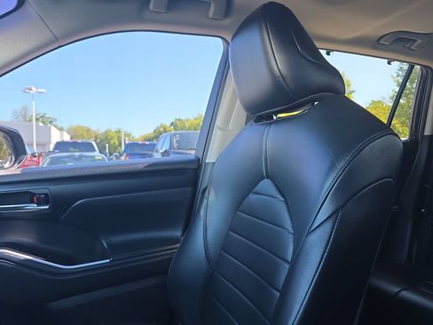 Used 2021 Toyota Highlander XLE AWD/4WD image 41