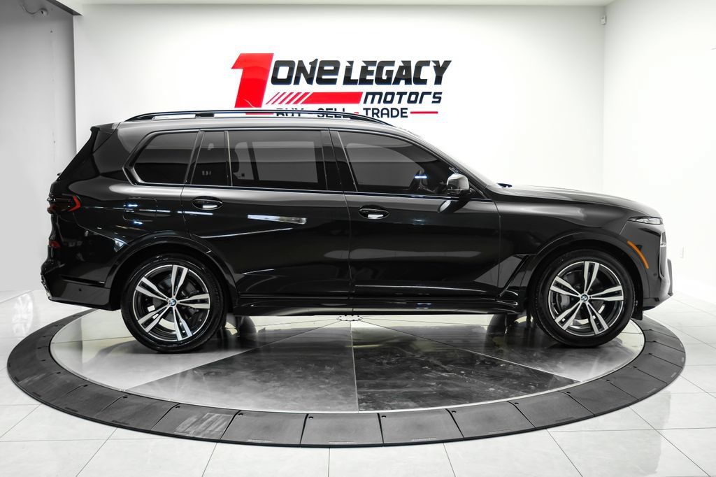Used 2025 BMW X7 xDrive40i w/ M Sport Package AWD/4WD image 5