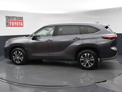 Used 2022 Toyota Highlander XLE image 2